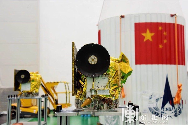 哈工大研制的\"龙江一号\"\"龙江二号\"卫星奔月了!