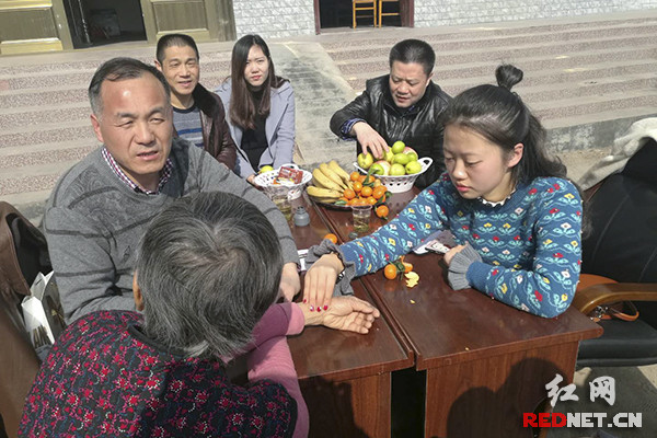 \＂最美女医学生\＂:湖南女大学生回乡为乡亲义诊