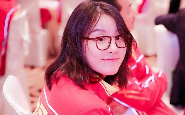 傅园慧一家三口合照罕见曝光, 母女二人像是一