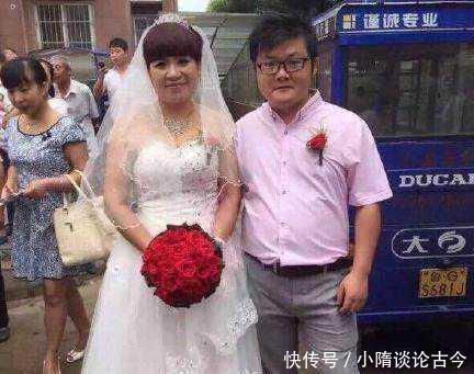 小伙子和52岁大妈结婚，家人非常支持，网友：理解！