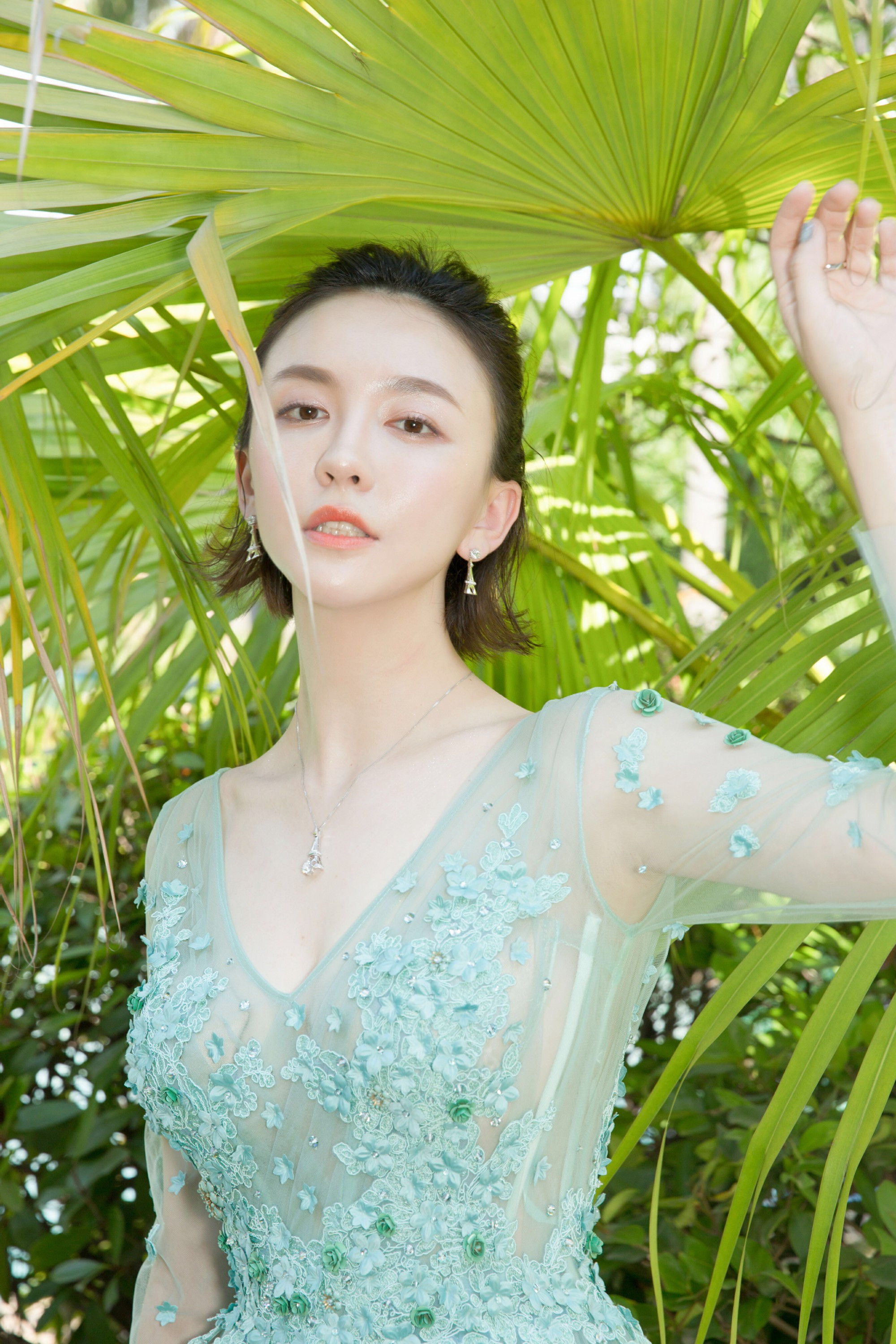 美到我了！吕佳容水心礼服大片 一抹淡绿仙气盎然