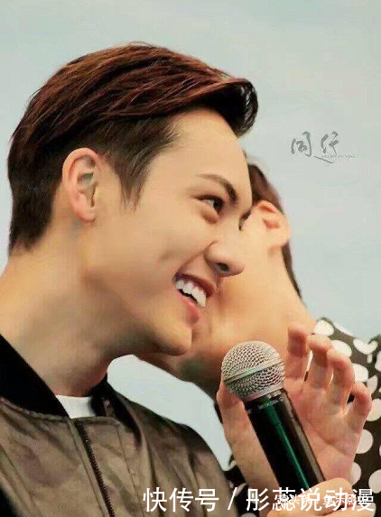 陈伟霆戴长耳环,李易峰忍不住去摸了一下,自拍