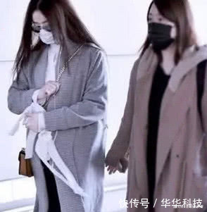 赵丽颖怀孕6个月机场被拍,身材发胖到不如路人