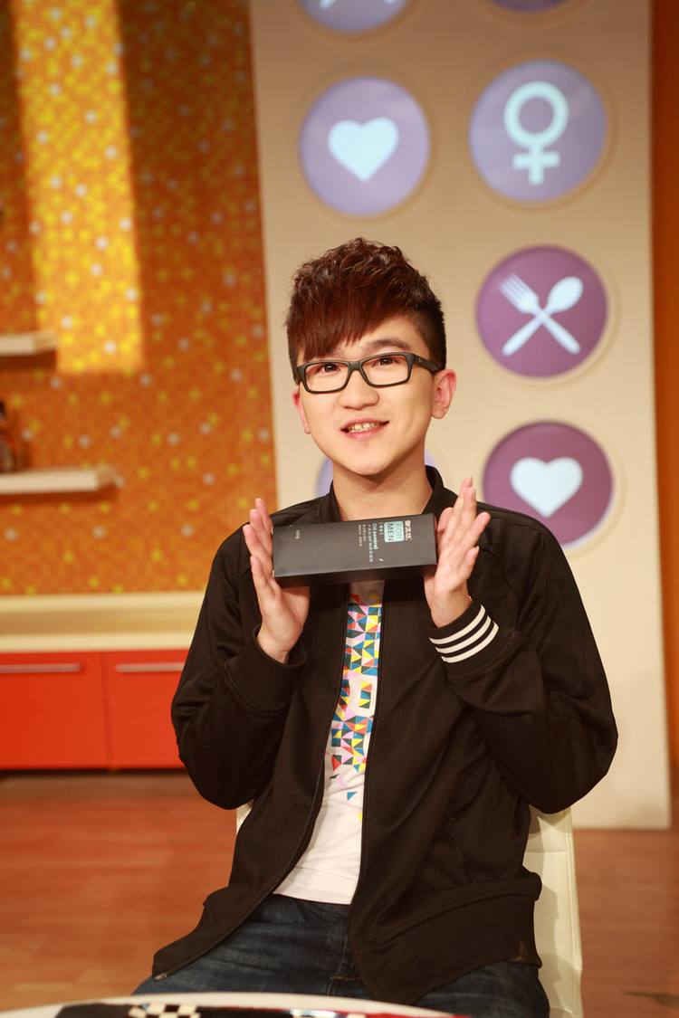 活动中张大大与郭碧婷亲昵,网友:看到张大大就