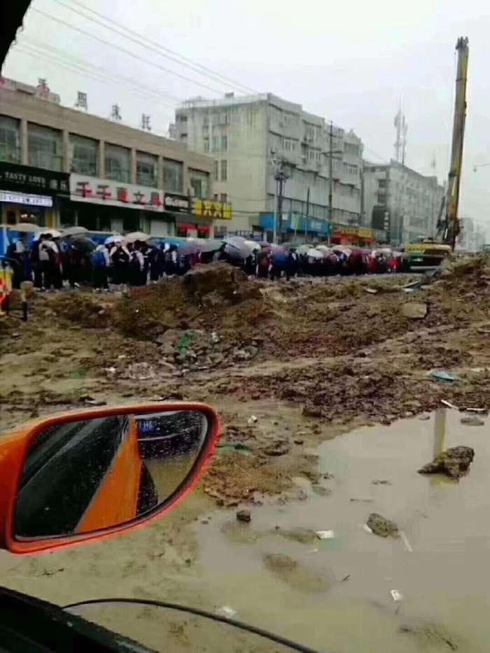 最新消息\/济宁十五中校长当众被打, 打了谁的脸