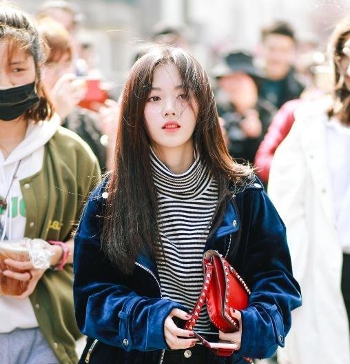 鞠婧祎厉害了!穿红色高开叉裙性感撩人,丝毫看