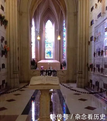 实拍迈克尔杰克逊的陵墓:常年鲜花不断,木棺镀