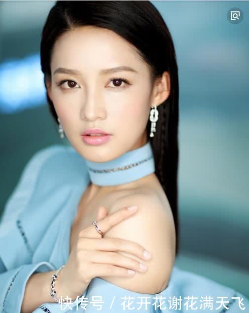 当红小花郑爽和李沁同穿蓝色礼服,一个小家碧