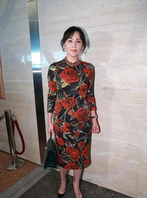 53岁刘嘉玲穿大花裙展复古情怀