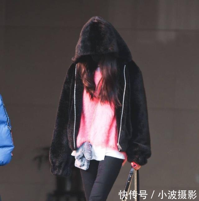 杨幂黑衣黑裤低调现身机场,羊羔毛里面搭的粉