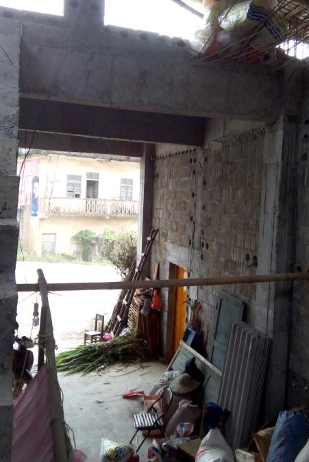 广西最奇葩的楼梯设计,遭邻居嘲讽:中间装个杆,下楼直接滑下去