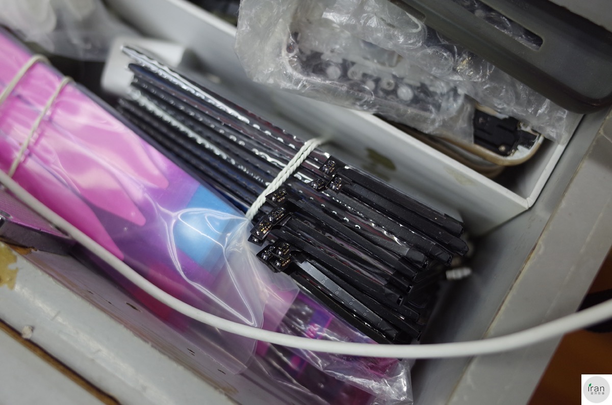 华强北修手机小哥都是高手,宁愿换屏生活也不