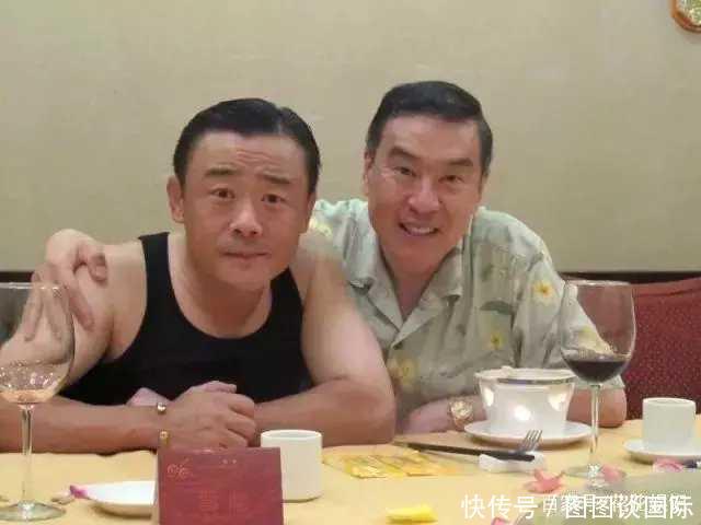 周立波申请美国绿卡、买几处豪宅,莫虎索赔千