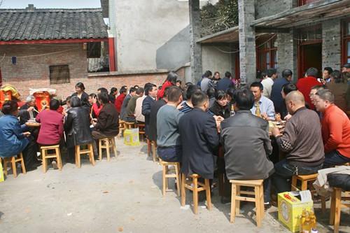 1岁女儿哭闹,爸爸闻到异味解开孩子衣服后,用