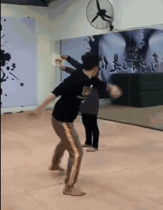 搞笑gif:这就是你非要女友玩vr的后果