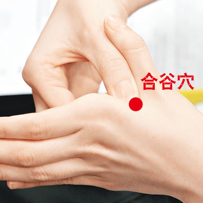 按两穴降压:合谷缓血管紧张 后溪穴减轻头痛 