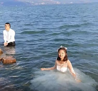 海水里拍摄婚纱照,新娘美的跟美人鱼一样,看到