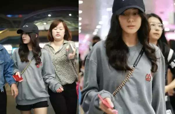 迪丽热巴素颜现身机场被狗仔抓拍, 没化妆五官