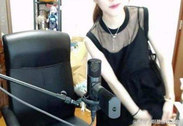 lol斗鱼一姐冯提莫深夜直播掀裙子! 网友: 我晚上