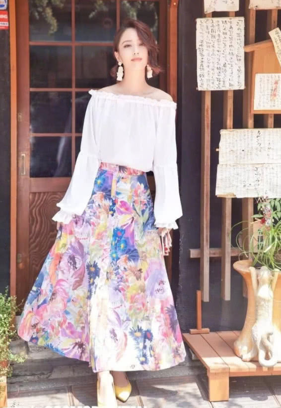 34岁佟丽娅真会穿!一字肩搭配碎花半身裙,穿出