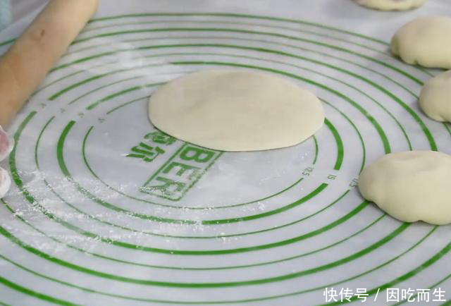 自制新鸡蛋灌饼,皮薄馅多,方法简单,比街上的好