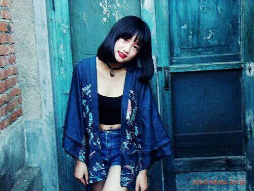 求<em>头发齐肩女孩</em>(14~19)举牌照金格生日快乐 