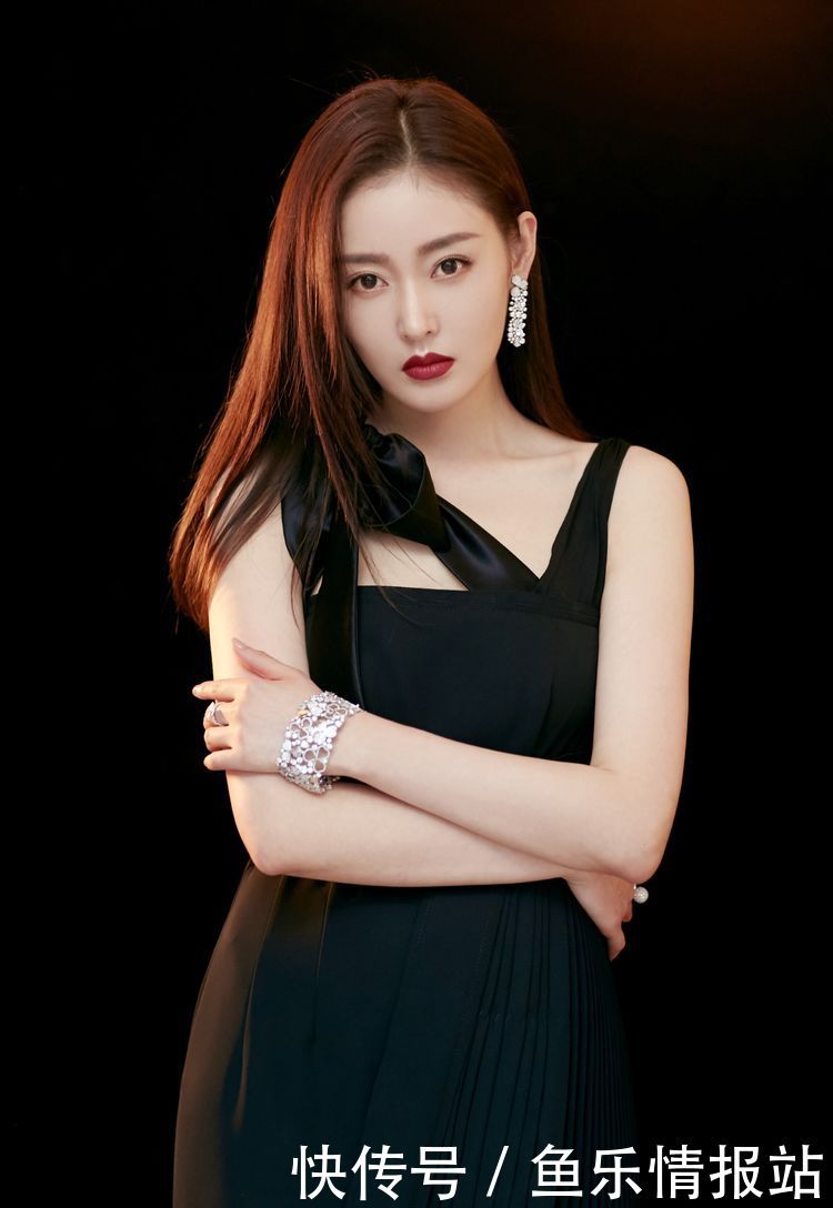 张天爱化身“女特工”,穿一袭黑色吊带裙霸气十足,大红唇超吸睛 小勐拉皇家娱乐
