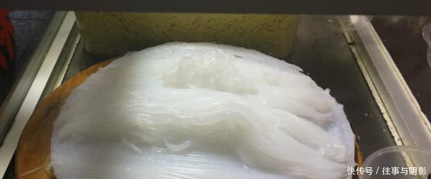 姑娘卖适合夏天的美食,6块钱一碗,想吃还得提