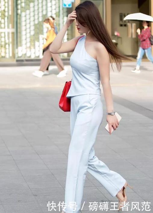 街拍:香娇玉嫩的美女,一条黑色的吊带连衣裙,时尚女性风格魅力 御匾会棋牌官网