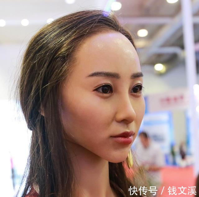 大连工业博览会上的美女机器人,会说话会鞠躬