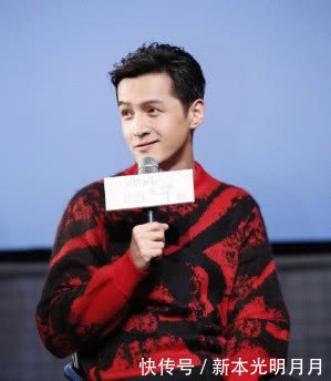 胡歌终于帅气现身!红黑色毛衣帅气高级,越来越