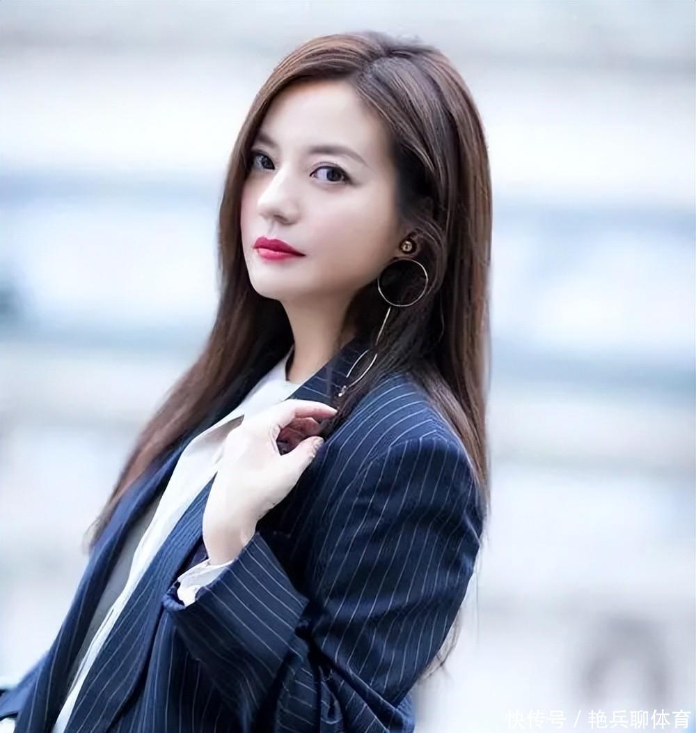 消失一年多,再看赵薇如今的状况,47岁的她后悔了吗?