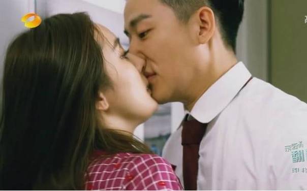 最简单的亲吻图片 t0111dc5c5d4c8577f1.jpg?size=604x376