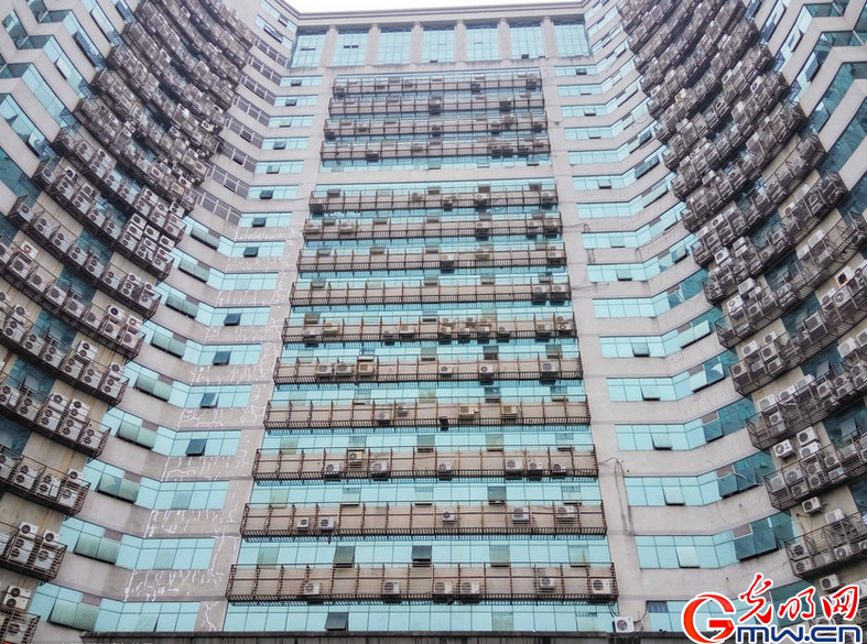 2016年5月25日,福建福州,在福州市区一高25层的大厦外墙上,密密麻麻