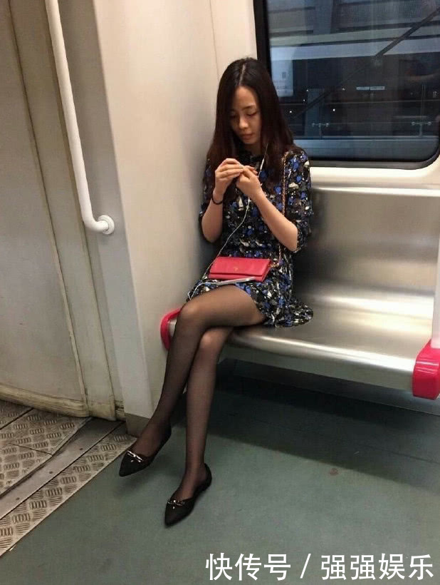 穿着黑丝袜的小姐姐，独自坐在回家的地铁上，托着疲惫的身心慢慢入睡