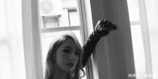 孟美岐穿黑礼服显高级感 手上钻戒闪闪发光超