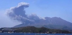 日本九州地区多个火山口喷发 民众已被限制入山