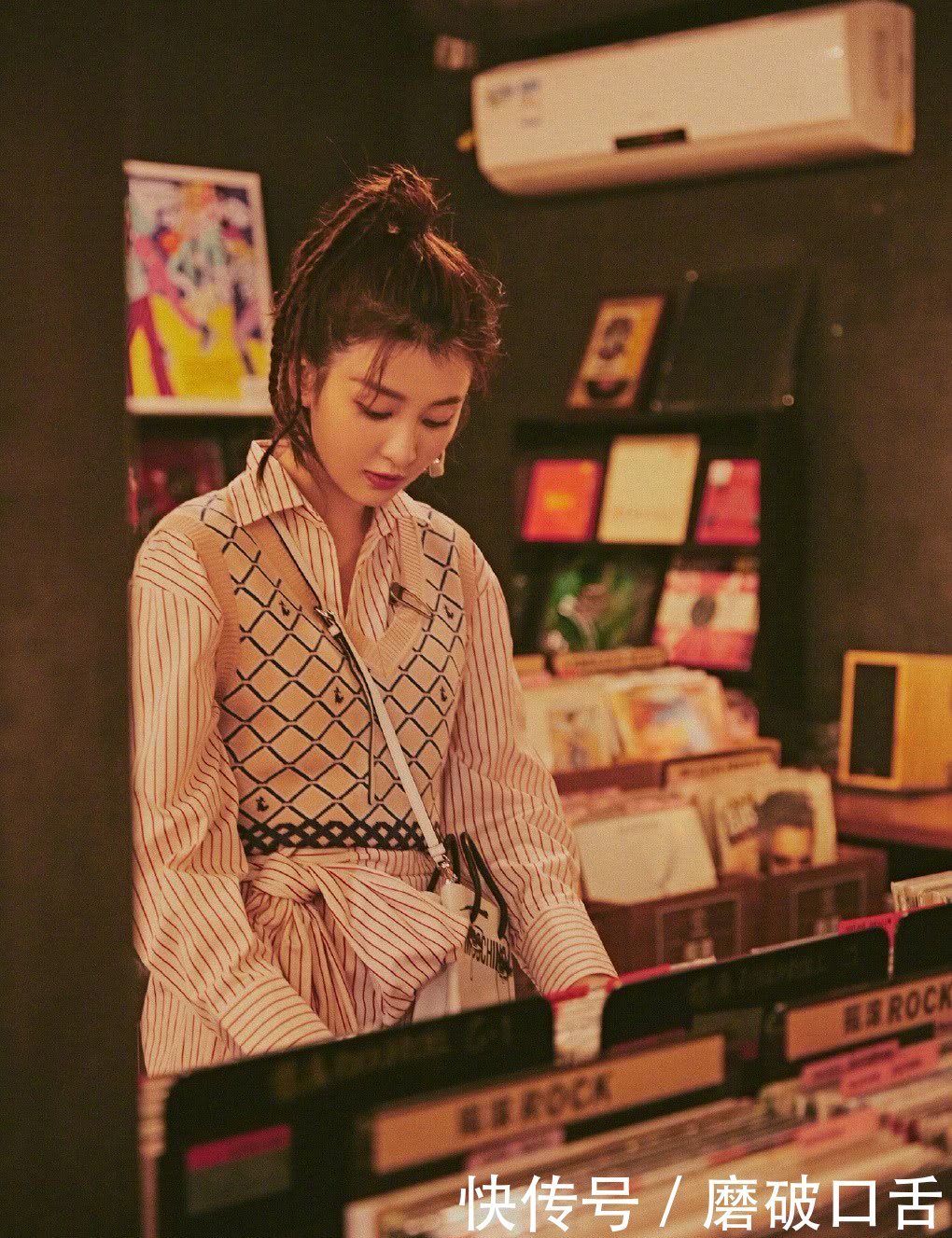 乔欣裙子外面还穿裙子,在大腿处多出一块布,忍