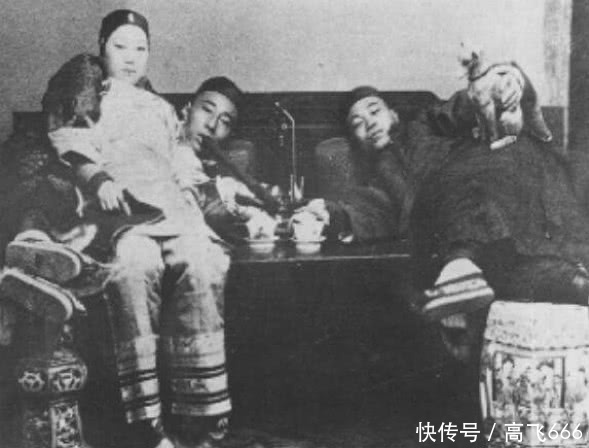 晚清鸦片的危害有多大?看了这组老照片就明白了,图五女子媚态十