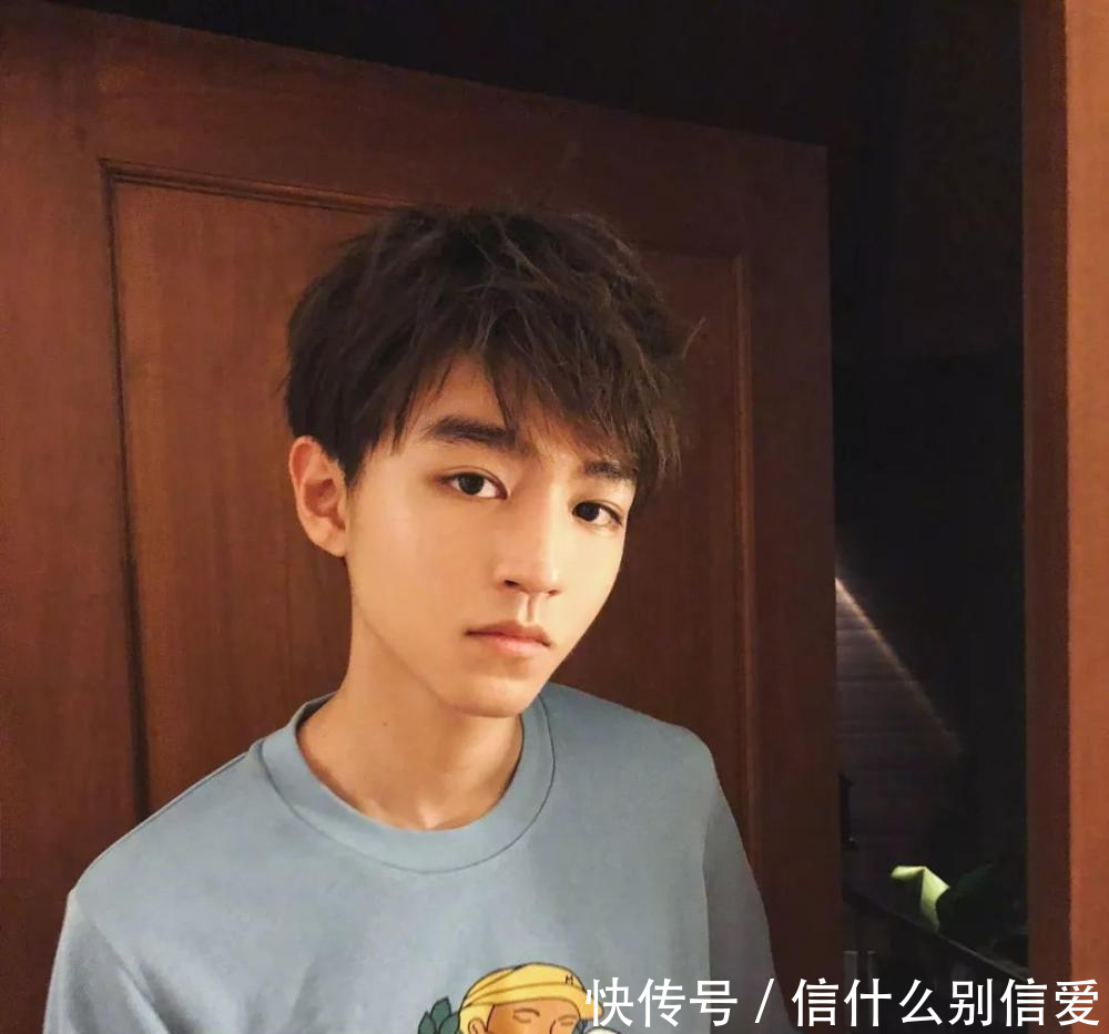 王俊凯回国时穿了一件特别的衣服, 还对粉丝做