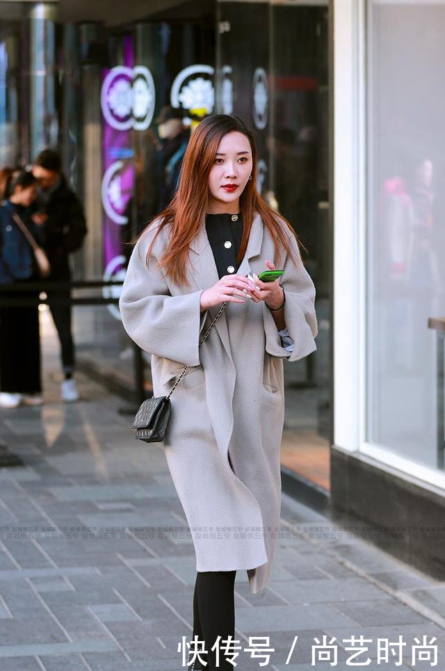 街拍长款米黄色大衣,搭配黑色连衣裙,让美女变