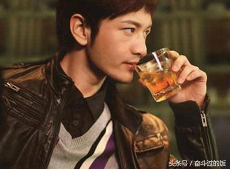黄晓明因为桌上的啤酒瓶和发高烧39.5度还能工