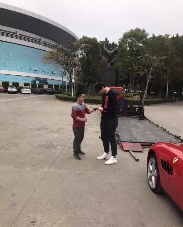 人生赢家!王哲林喜提法拉利轿跑一辆!新科MV