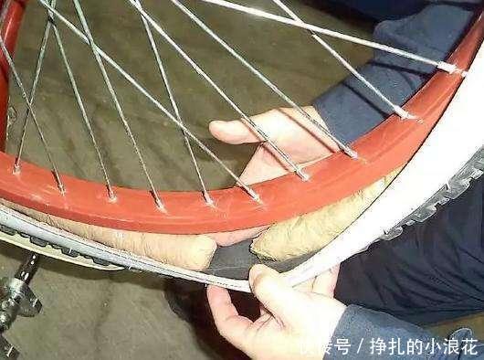 女子骑车被拦下,撬开自行车的轮胎后,工作人员直冒汗!