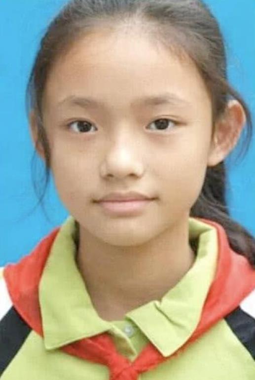 女明星晒旧照,杨幂迪丽热巴天生丽质,关晓彤杨