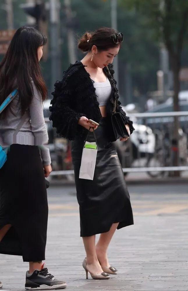 街拍黑皮裙灰色抹胸贵气风华的少妇,网友:一看
