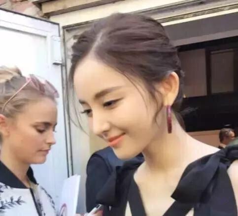 张翰女友古力娜扎整容了?鼻子窄到不能呼吸!