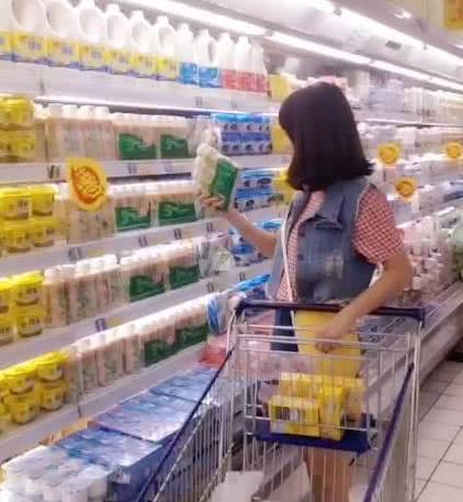 一对情侣被关在超市一夜,第二天经理赔偿两百块,看到监控懵住了
