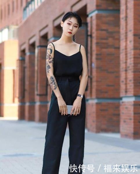 重庆街拍美女穿吊带搭紧身裤,天使面容魔鬼身