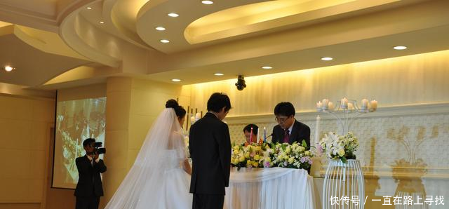 因家贫娶个丑媳妇,发达后离了婚,五年后再遇她